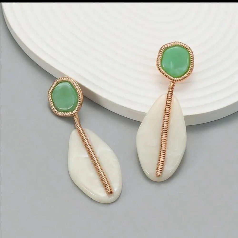 Zara Geometric Resin Earrings - Picture 2 of 7
